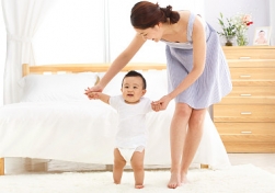 南寧月嫂公司：生了孩子請?jiān)律┻€是請婆婆來照顧，這四點(diǎn)是關(guān)鍵！